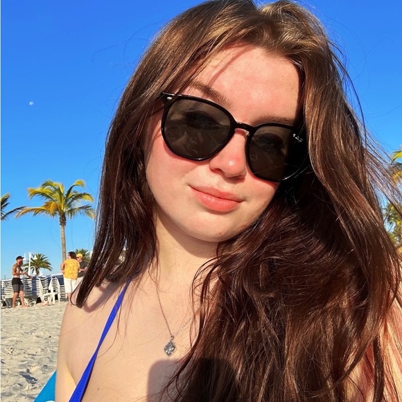 Meet your Posher, Taylor - Picture 2 of 4